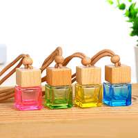 Bouteille de diffuseur de désodorisant de voiture coloré en verre de forme carrée de 8ml avec bouchon à vis suspendu pour le rafraîchissement intérieur