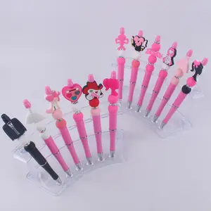 2024ส่วนบุคคลตุ๊กตาบาร์บี้ปากกาลูกลื่นDIYผู้ผลิตปากกาลูกลื่นเพิ่มสีชมพูG Litterลูกปัดปากกาลูกปัดพลาสติก