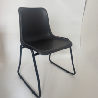 Chaise de bureau empilable en plastique PP avec base en métal noir, pour conférences et formations, moderne et durable