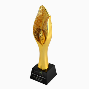 Trophée en résine plaqué or en forme de <span class=keywords><strong>feuille</strong></span> d'arbre personnalisé brillant en forme de style luxueux sport CEO avec base en cristal <span class=keywords><strong>noir</strong></span> - Product Image 1