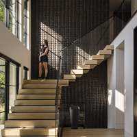 Escalier flottant contemporain à marches empilées avec monte-escalier fermé en chêne blanc et éclairage LED