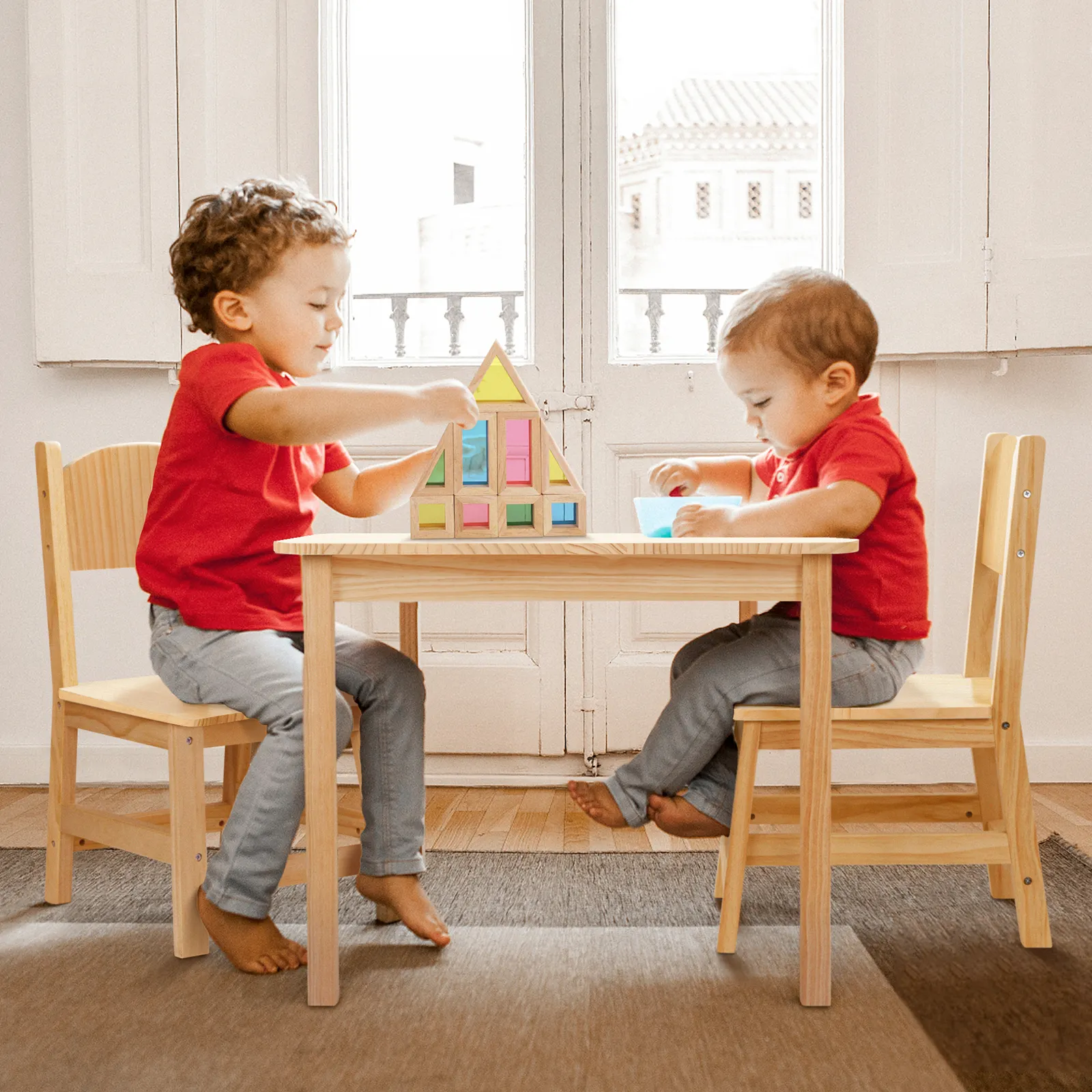 Conjunto de móveis infantis de madeira, mesas e cadeiras pré-escolares para o berçário, jardim de infância e sala de aula