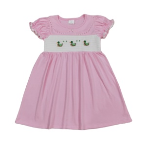 ชุดฤดูร้อนสำหรับเด็กผู้หญิงตัวเล็กชุดเดรสปักลายเป็ดสีชมพูแขนสั้นแบบไม่มี MOQ - Product Image 1