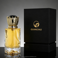 Flacon de parfum de luxe violet avec vaporisateur 100 ml, bouchon couronne doré et boîte d'emballage violette disponibles. Échantillons gratuits disponibles.