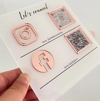 Support d'affichage Wi-Fi moderne personnalisé en acrylique avec code QR pour réseaux sociaux et paiement, avec étagère en verre pour table