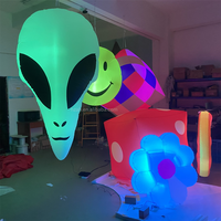 Suspendu led éclairage gonflable cube de dés tête extraterrestre gonflable sourire visage signe de paix pour les décorations