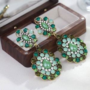 Boucles d'oreilles en alliage tendance rétro à motif floral, plaquées or 18 carats, avec clous en diamant, style antique argenté, haut de gamme, exagérées - Product Image 4