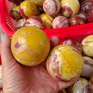 หินมูไคต์ทรงกลมสีแดงเหลืองธรรมชาติหลากสี ขายส่ง สำหรับตกแต่งบ้าน หินควอตซ์บำบัดพลังงาน - Product Image 1