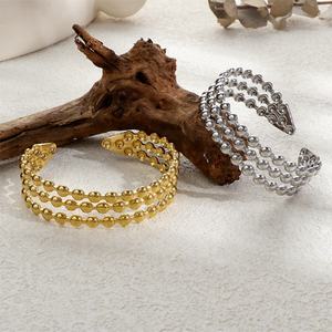 Vente en gros de bracelets de manchette tendance en forme de C à grain ouvert en acier inoxydable plaqué or 18 carats bracelets réglables à pois - Product Image 1