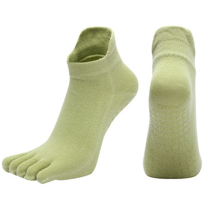 Calcetines versátiles de cinco dedos para mujer, colores sólidos, mezcla de algodón peinado con puntos antideslizantes para aeróbicos y estiramientos - Product Image 3