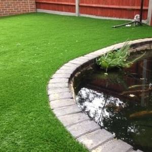 Herbe artificielle réaliste à faible <span class=keywords><strong>entretien</strong></span> et résistante à l'usure pour <span class=keywords><strong>pelouse</strong></span>, <span class=keywords><strong>rouleau</strong></span> d'herbe imperméable vert 10ft X 20ft pour toit - Product Image 3