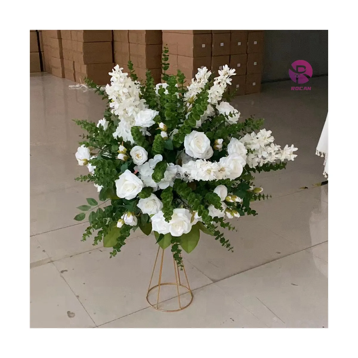 Pièce maîtresse de fleur d'eucalyptus de luxe boule de fleur de feuille de pomme avec des roses blanches pour des événements de fête de mariage douche nuptiale