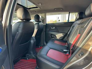 <span class=keywords><strong>Kia</strong></span> Sportage, Caja de Cambios Automática, Motor L4 de 100HP, Asientos de Cuero, Neumáticos R18, Volante a la Izquierda, con Cámara Trasera, Interior Oscuro - Product Image 4