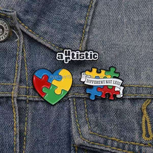 Autismo Consciência Colorido Coração Maçônico Broche Vermelho Amarelo Azul Verde Metal Pin Casting UV Níquel Preto para Graduação Halloween - Product Image 1