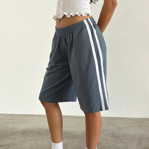 Shorts Bermuda Femme Taille Mi-Haute Coupe Ample en Coton Tricoté Rayé avec Bande Latérale Blanche Décontracté - Product Image 1