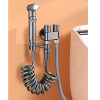 En gros, Ensemble sanitaire moderne en acier inoxydable pour bidet, toilettes et lavabo, pistolet de chasse d'eau haute pression, une entrée deux sorties, 5