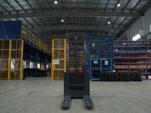 รถยกแบบเดินตาม CT10-090 1T เสาเดี่ยว สำหรับขนถ่ายวัสดุ แบตเตอรี่ตะกั่ว-กรด 24V/85Ah ขับเคลื่อนด้วยไฟฟ้ากระแสตรง ระยะยกสูงสุด 1600/1950 มม. - Product Image 5
