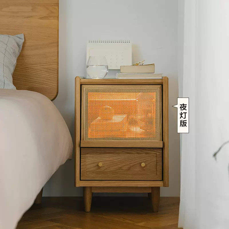 Color madera natural con lámpara.