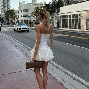 Robe courte blanche sans bretelles, plissée, ajustée, style français, robe courte trapèze, robe courte trapèze plissée pour les vacances - Product Image 3