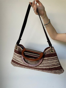 Borsa di Design di Alta Qualità Made in Italy in Materiale Mat-b, Borsa a Righe Marroni Classica Rock Sostenibile per Donna, Chiusura Aperta per Uso Quotidiano - Product Image 6