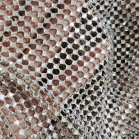 Filet en maille nue personnalisé en usine avec des pierres carrées en argent pour une belle robe haute couture