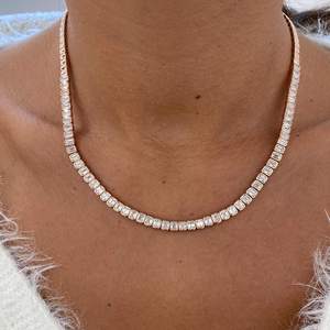 Collar de tenis con moissanita de corte esmeralda engastada en bisel, de plata de ley 925 chapada en oro, regalo de compromiso o boda para pareja - Product Image 5