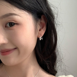 ต่างหูแบบห่วงผูกโบว์ประดับมุกเงินสเตอร์ลิงสำหรับงานปาร์ตี้คลาสสิกคอลเลกชันดีไซน์เนอร์สไตล์เกาหลีอเนกประสงค์ทุกวัน925 - Product Image 6