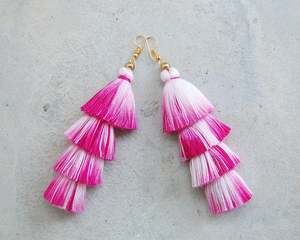 Pendientes de Borla Rosa Ombre Hechos a Mano, Felicidad Hecha a Mano - Product Image 1