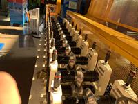 Machine de formage de profilés en acier à grande vitesse, contrôlée par PLC, entraînée par moteur, avec transmission par engrenages pour la production personnalisable de profilés en acier.