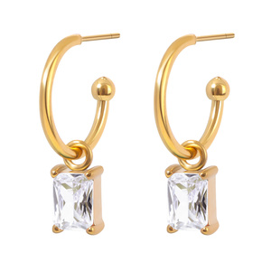 Boucles d'oreilles créoles plaquées or avec cristaux taille émeraude sertis clos, bijoux classiques pour femme à porter au quotidien - Product Image 3