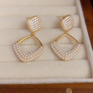 Conception populaire sens luxueux simple cuivre et Zircon micro-incrusté géométrique diamant perle boucles d'oreilles célébrité mode - Product Image 4