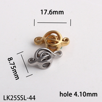 Divers pendentifs en acier inoxydable plaqué or 18 carats à motifs multiples pour la fabrication de bijoux, de colliers et de bracelets.