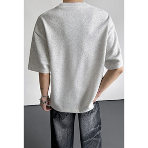 HT26307 T-shirt da uomo nuova estiva con rivetti 3D e pieghe, vestibilità ampia, casual, di alta qualità, alla moda, a maniche corte, per tutti i giorni, per giovani. - Product Image 4