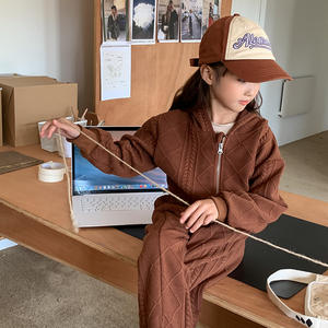 Conjunto de dos piezas liso informal de otoño para <span class=keywords><strong>niñas</strong></span>, nuevas camisetas cortas coreanas de punto, <span class=keywords><strong>pantalones</strong></span> acampanados disponibles, trajes de moda medianos grandes de 5T para - Product Image 3