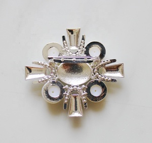 Broche de diamante de plata personalizado gratuito de fábrica de joyería, broche de PIN con logotipo de goteo de aceite de oro barato - Product Image 5