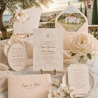 Ensemble de cartes d'invitation de mariage personnalisées avec enveloppe, motif Riviera française, dentelle gaufrée, monogramme E M, et insert villa aquarelle