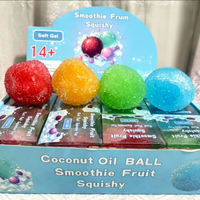 La balle de smoothie au fructose a une texture plastique et fait un bruit crépitant lorsqu'on la pince.