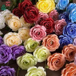 Roses artificielles en soie Snow Mountain, fleurs réalistes pour décoration de mariage, arrangement floral de camélias à 5 têtes - Product Image 3