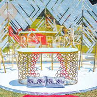 Décoration d'étape de conception unique mariée et marié asseyant la table d'amoureux pour épouser