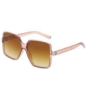 Lunettes de soleil tendance surdimensionnées à prix abordable, avec logo personnalisé, grande monture, verres PC dégradés, pour femmes, idéales pour le shopping - Product Image 3
