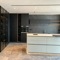 Ensemble d'armoires de cuisine sur mesure avec cuisinière intégrée et rangement global intégré. Meubles de cuisine sur mesure.