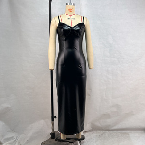 Vestidos de cuero sintético ajustados con abertura y cuello halter para mujer, a la moda - Product Image 5