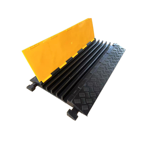 Protecteur de câble pour événements en plein air avec bandes de sécurité réfléchissantes jaune-noir - Product Image 5