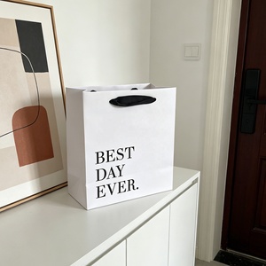 Bolsas de Regalo de Papel Impresas Personalizadas con la Frase "El Mejor Día de Siempre" |   Bolsas de Compras Blancas Mate con Asas de Listón Negro para Bodas y Eventos - Product Image 3