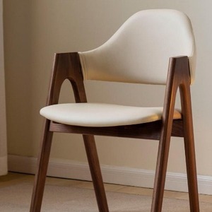 Silla de Comedor Nórdica Creativa de Madera Maciza con Tapicería de Cuero, Multifuncional, Estilo Antiguo JXT para Cafeterías, Tiendas de Té con Leche, Estilo Barril - Product Image 1