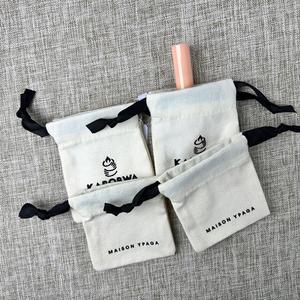 Sac à cordon en toile de coton biologique réutilisable avec logo imprimé, pochette de rangement durable pour vêtements et montres - Product Image 1
