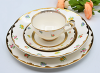 Service de table en porcelaine fine 5 pièces, décor floral peint à la main avec incrustations dorées, comprenant tasses à café, assiettes et bols, vaisselle de luxe pour mariage
