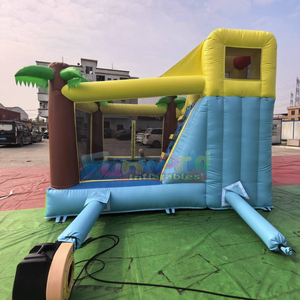 Piscine gonflable pour enfants dans la cour, château gonflable sur le thème de la jungle et toboggan aquatique - Product Image 2