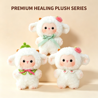 Adorable Peluche Mouton en Coton Biologique, Douce et Moelleuse, avec Robe Rayée Fraise et Joues Rosées, Compagnon de Lit Réconfortant