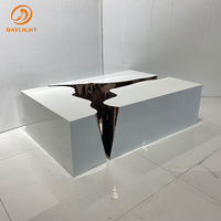 Ensemble de tables basses modernes de luxe blanches, design géométrique en blocs, finition miroir, table basse centrale en or rose, salon haut de gamme